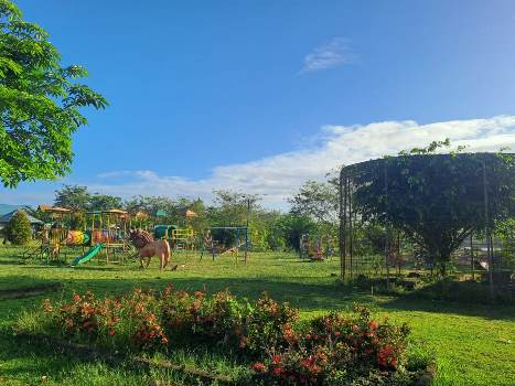 Suasana di dalam taman yang dilengkapi dengan berbagai hiburan – Surya Papua/IST