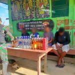 Lima pelaku yang ditangkap Satgas-Pamtas RI-PNG setelah membawa puluhan botol miras berlabel – Surya Papua/IST