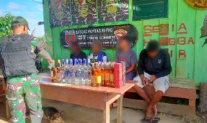Lima pelaku yang ditangkap Satgas-Pamtas RI-PNG setelah membawa puluhan botol miras berlabel – Surya Papua/IST