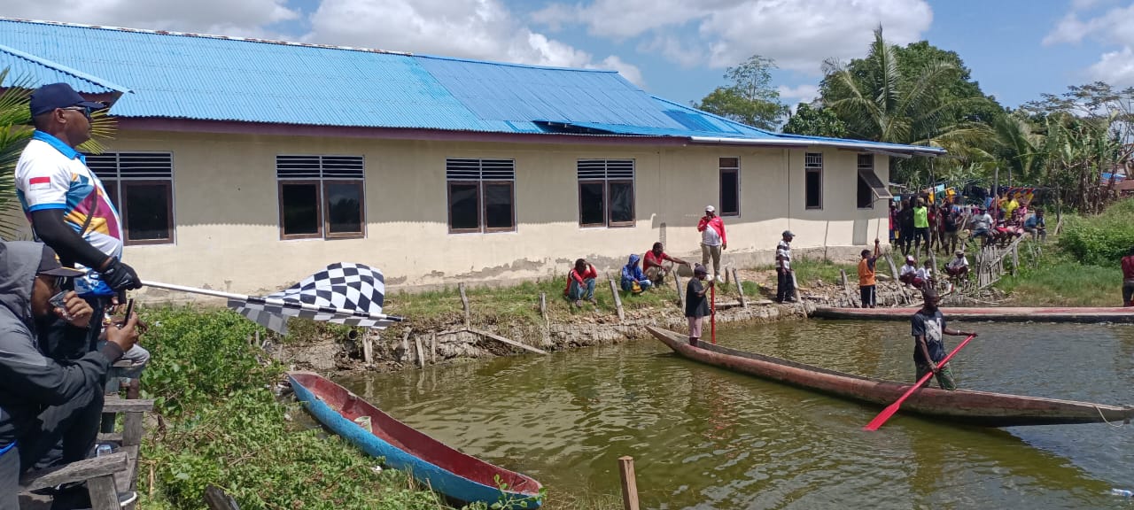 Peserta lomba dayung tradisional yang berlangsung di Gudang Arang, Kelurahan Kahamedoga – Surya Papua/Frans Kobun