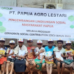 Anak-anak sedang menerima bantuan seragam dan ATK yang diserahkan managemen PT PAL- Surya Papua/IST