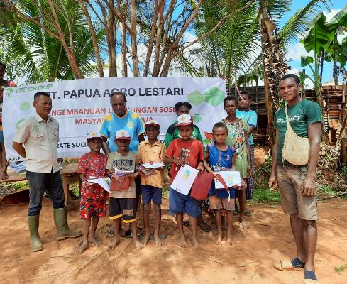 Foto bersama masyarakat setempat dan pihak perusahan bersama anak-anak – Surya Papua/IST