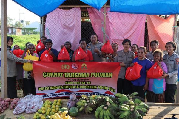 Foto bersama mama-mama Papua saat berbagi sembako – Surya Papua/IST