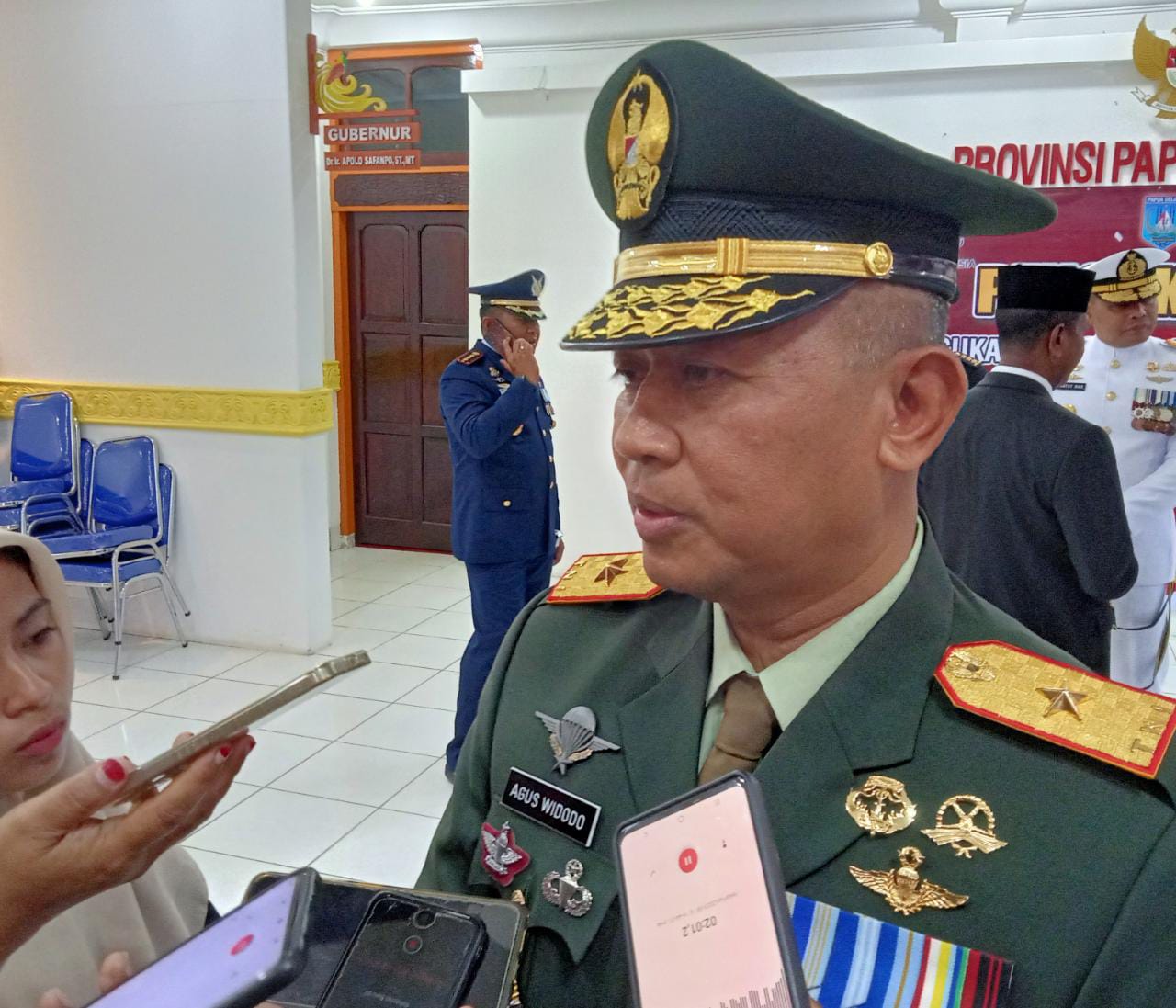 Danrem 174 ATW, Brigjen TNI Agus Widodo sedang berikan keterangan pers kepada sejumlah wartawan – Surya Papua/Ernes Kakesina