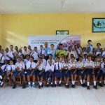 Foto bersama para siswa siswi di salah satu sekolah – Surya Papua/IST