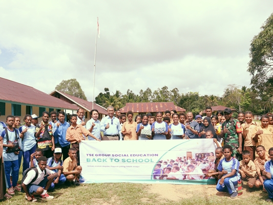 Foto bersama usai kegiatan belajar mengajar – Surya Papua/IST