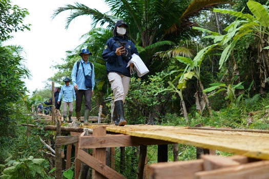 Karyawan TSE A sedang menuju ke kampung untuk melakukan pelayanan – Surya Papua/IST