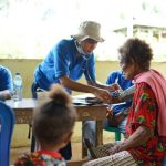Salah seorang warga sedang mendapatkan pelayanan kesehatan dari tenaga medis – Surya Papua/IST