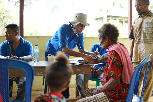 Salah seorang warga sedang mendapatkan pelayanan kesehatan dari tenaga medis – Surya Papua/IST