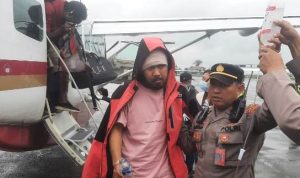 Korban Lukman Efendi saat dievakuasi ke Timika – Surya Papua/IST