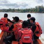 Tim SAR sedang menyisir melakukan pencarian korban jatuh dengan speedboat – Surya Papua/IST