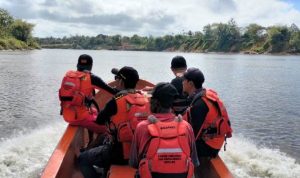 Tim SAR sedang menyisir melakukan pencarian korban jatuh dengan speedboat – Surya Papua/IST