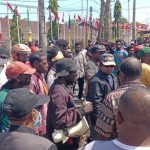 Massa yang nyaris bentrok di depan Kantor Gubernur Papua Selatan – Surya Papua/Frans Kobun