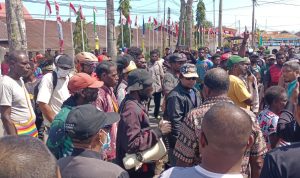 Massa yang nyaris bentrok di depan Kantor Gubernur Papua Selatan – Surya Papua/Frans Kobun