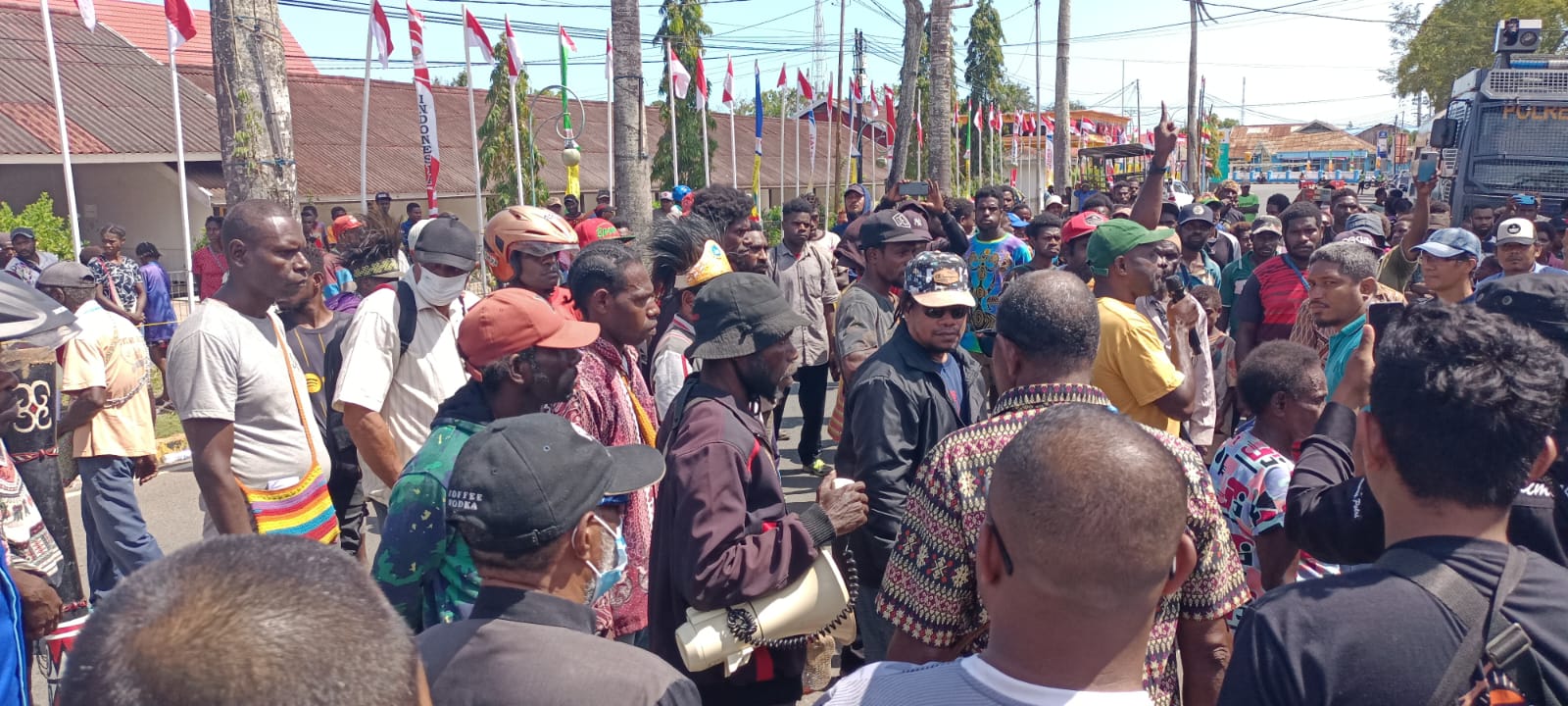 Massa yang nyaris bentrok di depan Kantor Gubernur Papua Selatan – Surya Papua/Frans Kobun