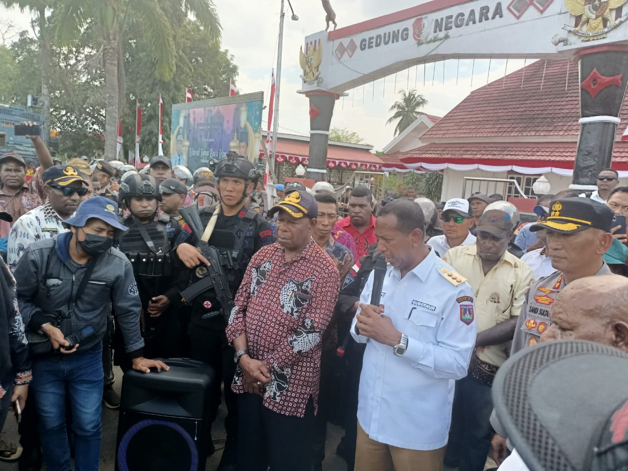 Penjabat Gubernur Papua Selatan, Apolo Safanpo sedang bicara – Surya Papua/Frans Kobun