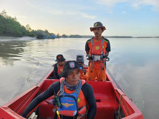 Tim SAR sedang melakukan pencarian terhadap korban yang jatuh di jembatan Tujuh Wali-Wali – Surya Papua/IST