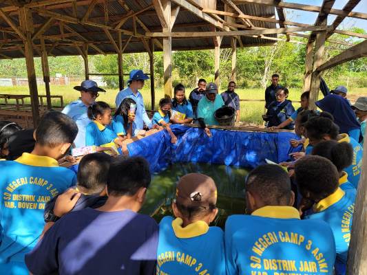 Siswa siswi sedang melihat tempat budidaya ikan milik perusahan – Surya Papua/IST