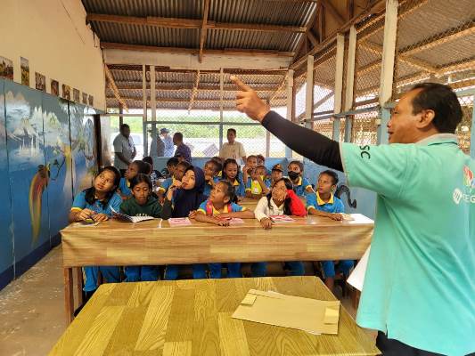 Tampak anak-anak sedang serius mengikuti penjelasan dari perusahan terkait proses bercocok tanam modern – Surya Papua/IST