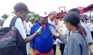 Bupati Merauke, Romanus Mbaraka berikan keterangan pers – Surya Papua/Frans Kobun