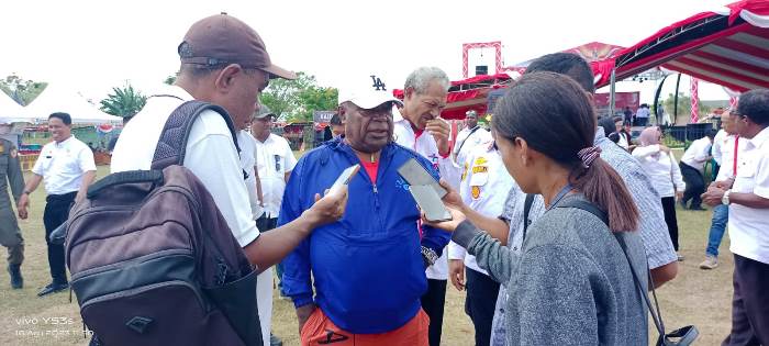 Bupati Merauke, Romanus Mbaraka berikan keterangan pers – Surya Papua/Frans Kobun