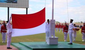 Pengibaran Bendera Merah Putih oleh Paskibra di Stadion Katalpal – Surya Papua/IST