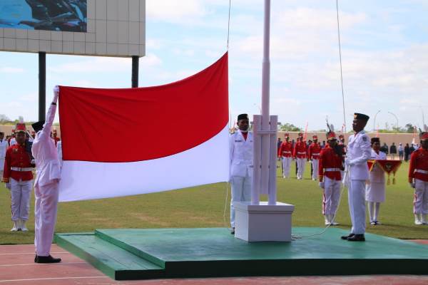 Pengibaran Bendera Merah Putih oleh Paskibra di Stadion Katalpal – Surya Papua/IST