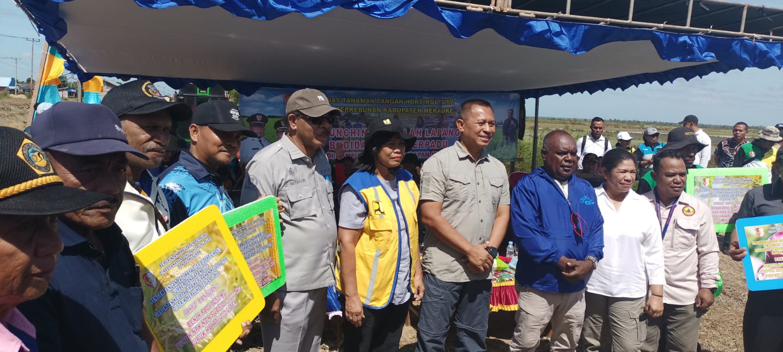 Bupati Merauke sedang foto bersama Danrem 174 dan pejabat dari OPD – Surya Papua/Frans Kobun