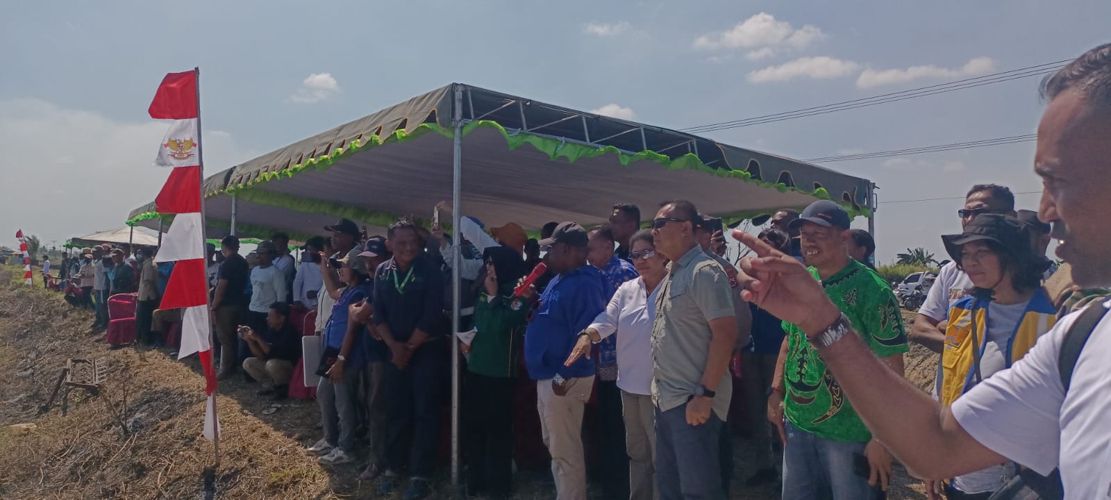 Bupati Merauke, Romanus Mbaraka ketika sedang melihat kegiatan sekolah lapang – Surya Papua/Frans Kobun