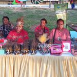 Orang asli Papua yang ikut atau terlibat dalam memamerkan kerajinannya – Surya Papua/Ernes Kakesina