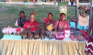 Orang asli Papua yang ikut atau terlibat dalam memamerkan kerajinannya – Surya Papua/Ernes Kakesina