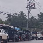 Kendaraan roda empat yang sedang antri di sekitar SPBU Ahmat Yani – Surya Papua/Frans Kobun