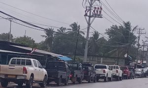 Kendaraan roda empat yang sedang antri di sekitar SPBU Ahmat Yani – Surya Papua/Frans Kobun