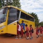 Anak-anak sedang naik bus untuk ke sekolah – Surya Papua/IST