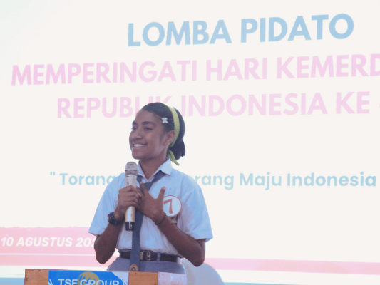 Salah seorang siswi sedang berpidato dalam perlombaan yang diselenggarakan TSE Group – Surya Papua/IST