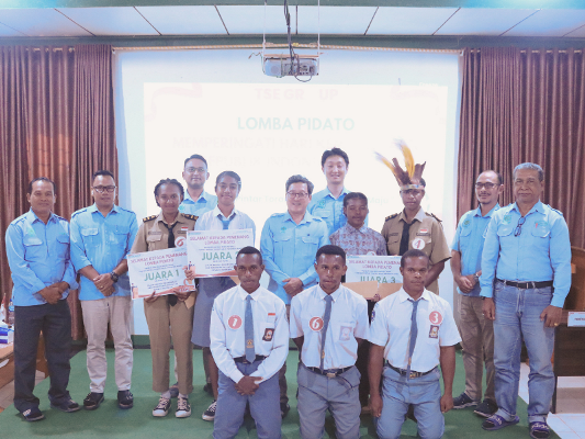 Foto bersama dengan siswa-siswi usai kegiatan perlombaan dilaksanakan – Surya Papua/IST