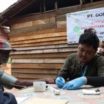 Salah seorang bapak sedang memeriksakan kesehatanya saat pengobatan gratis oleh tenaga medis dari PT Dongin Prabhawa – Surya Papuia/IST