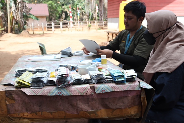 Tenaga medis dari PT DP melakukan pelayanan kepada masyarakat – Surya Papua/IST