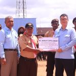 Kim Tae Soo, General Manager PT BCA secara simbolis menyerahkan hadiah perlombaan kepada Fransiskus Xaverius Tutut Widodo, Kepala Sekolah SD Inpres Asiki,salah satu sekolah yang menjadi tuan rumah dalam kegiatan hari pramuka – Surya Papua/IST