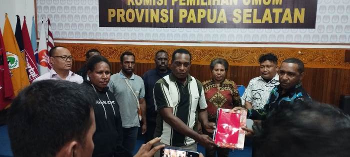 Penyerahan aspirasi secara tertulis kepada KPU Provinsi Papua Selatan – Surya Papua/IST