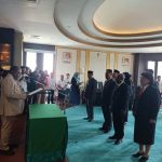 Bupati Merauke, Romanus Mbaraka sedang meantik pejabat di lingkungan Pemkab Merake- Surya Papua/Frans Kobun