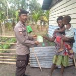 Aipda Bawa Santoso, Bhabinkamtibmas Kampung Kimaam sedang memberikan bantuan bibit sayur – Surya Papua/IST