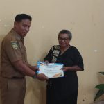 Kepala Kesbangpol Kabupaten Merauke, Rama Dayanto sedang menyerahkan cinderamata kepada seorang pensiunan – Surya Papua/Frans Kobun