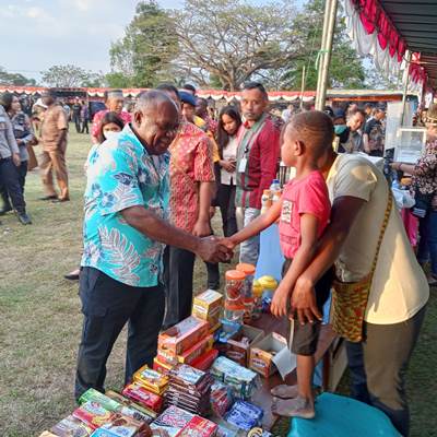 Bupati Merauke, Romanus Mbaraka sedang meninjau salah satu stan – Surya Papua/Ernes Kakesina 