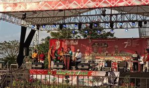 Penekanan tombol sekaligus pemukulan tifa untuk membuka pameran pembangunan oleh Bupati Merauke, Romanus Mbaraka didampingi Wakilnya, H. Riduwan, Sekda serta Wakil Ketua I dan II DPRD Merauke – Surya Papua/IST