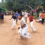 Lomba lari karung olehj anak anak di Kampung Tagaepe, Distrik Ngguti, Kabupaten Merauke – Surya Papua/IST