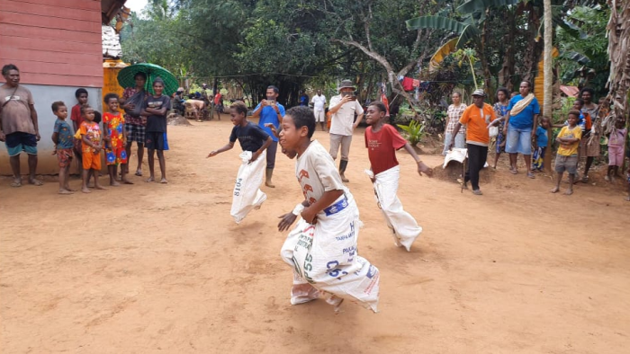 Lomba lari karung olehj anak anak di Kampung Tagaepe, Distrik Ngguti, Kabupaten Merauke – Surya Papua/IST