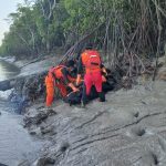 Korban Taufik Kurniawan sedang dievakuasi tim SAR tadi pagi – Surya Papua/IST
