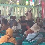 Puluhan petani sedang mendengar arahan Bupati Merauke, Romanus Mbaraka – Surya Papua/Frans Kobun