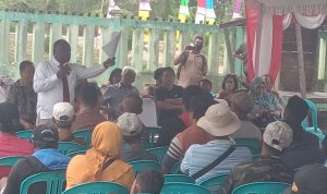Puluhan petani sedang mendengar arahan Bupati Merauke, Romanus Mbaraka – Surya Papua/Frans Kobun